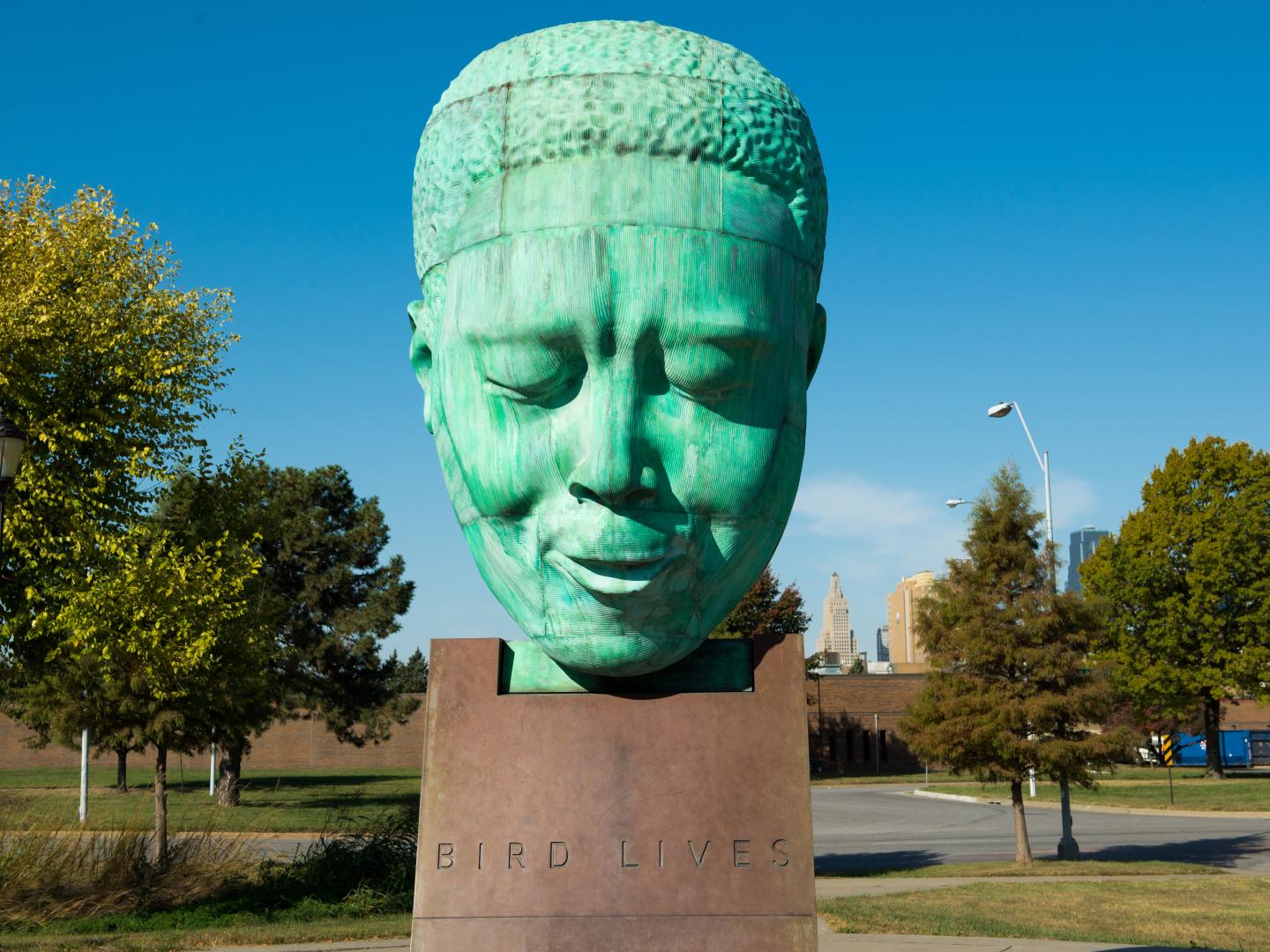 Statue de Charlie Parker dans le 18th & Vine Historic Jazz District de Kansas City Statue de Charlie Parker dans le 18th & Vine Historic Jazz District de Kansas City