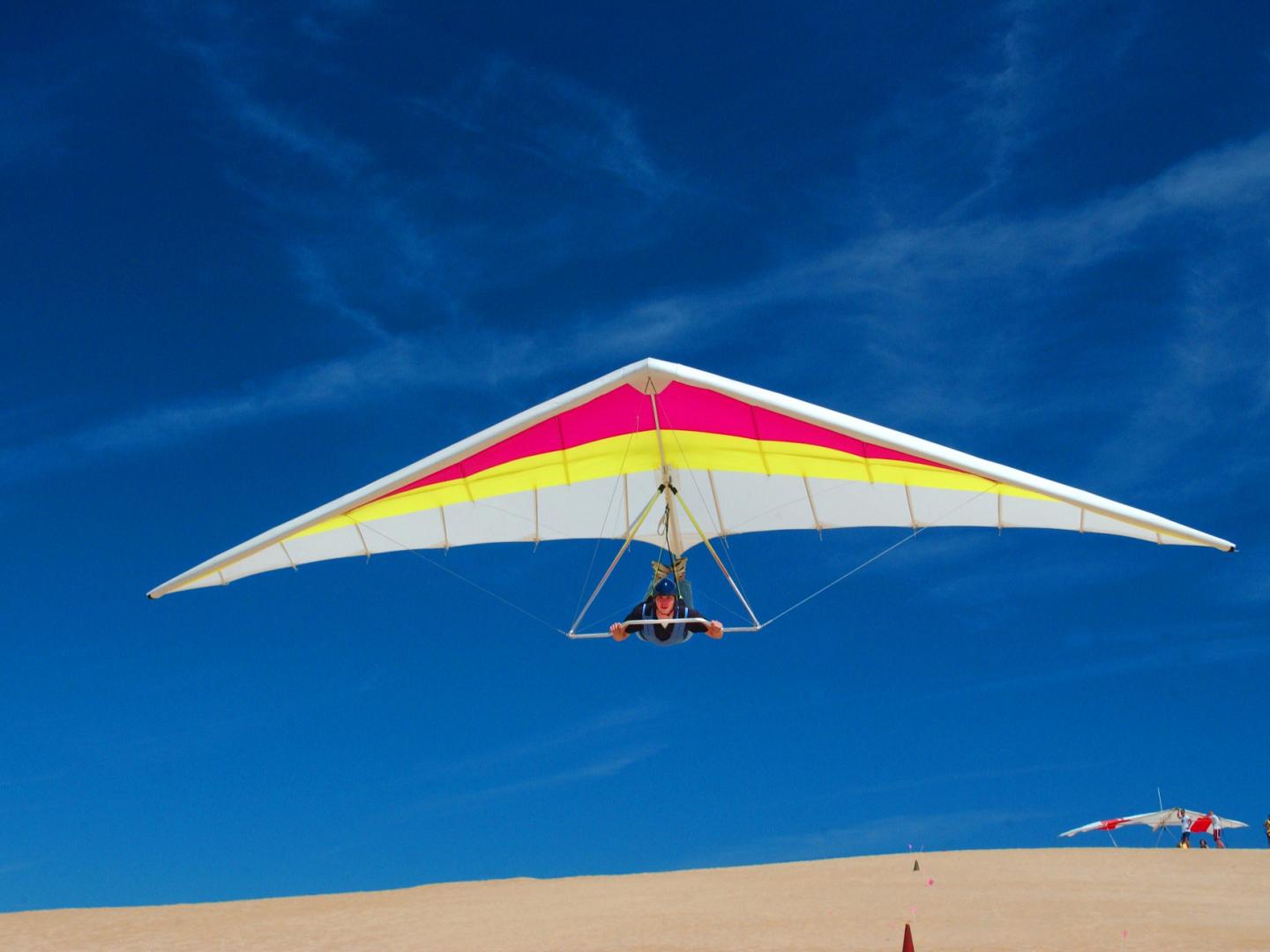 Volando en ala delta sobre las dunas en el Jockeys Ridge State Park en Nags Head Volando en ala delta sobre las dunas en el Jockeys Ridge State Park en Nags Head