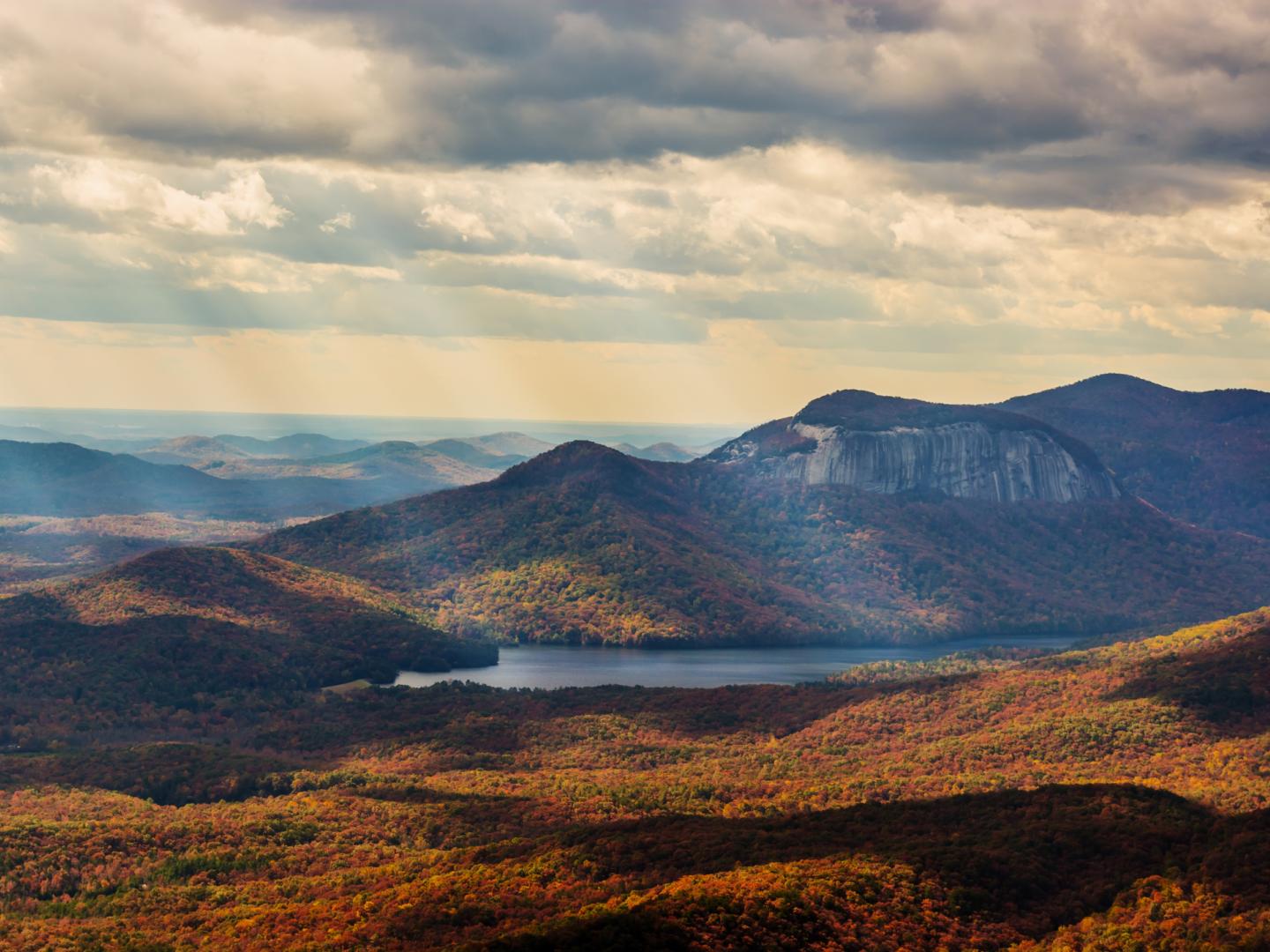Vue sur Table Rock Mountain depuis le Caesars Head State Park en Caroline du Sud Vue sur Table Rock Mountain depuis le Caesars Head State Park en Caroline du Sud