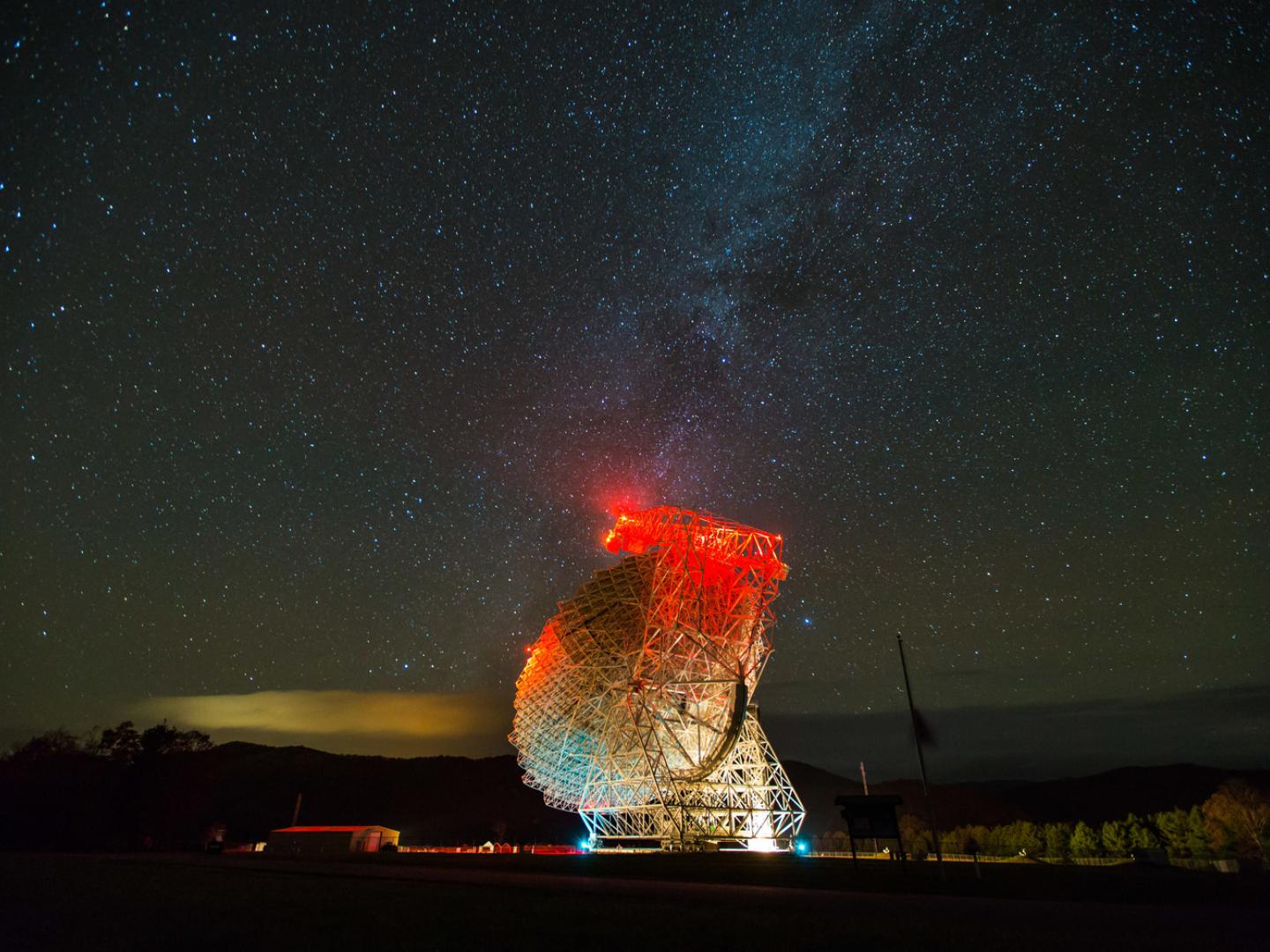The Green Bank Telescope examina los cielos The Green Bank Telescope examina los cielos