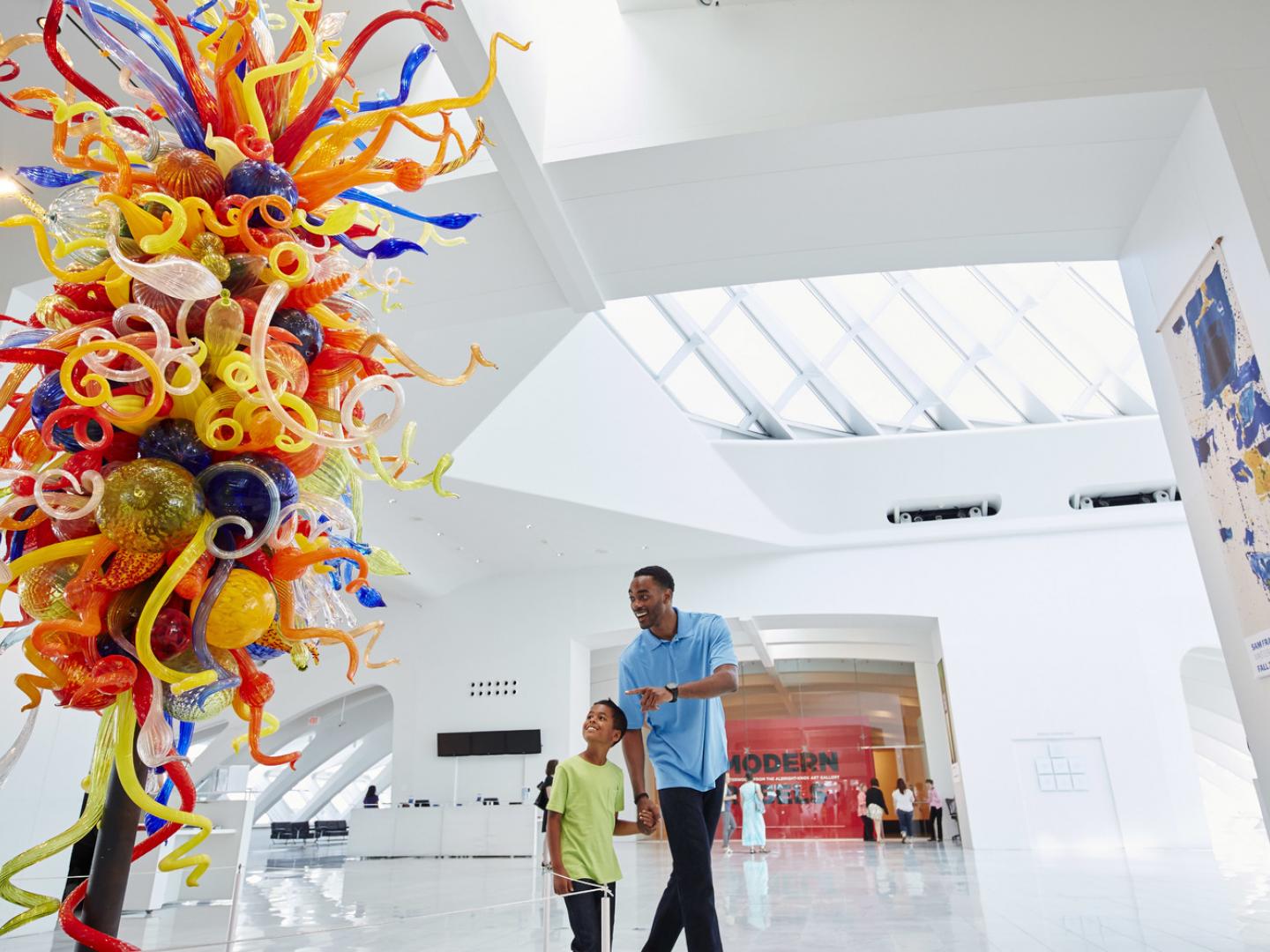 Padre e hijo observan una escultura de vidrio en el Milwaukee Art Museum Padre e hijo observan una escultura de vidrio en el Milwaukee Art Museum