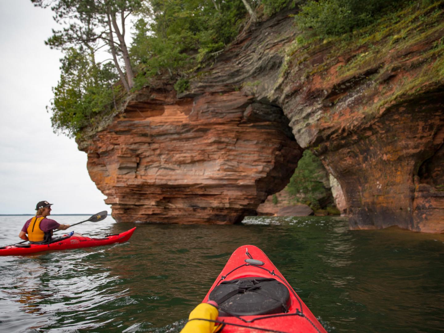Practica kayak a lo largo de la costa rocosa de Apostle Islands National Lakeshore en Wisconsin Practica kayak a lo largo de la costa rocosa de Apostle Islands National Lakeshore en Wisconsin