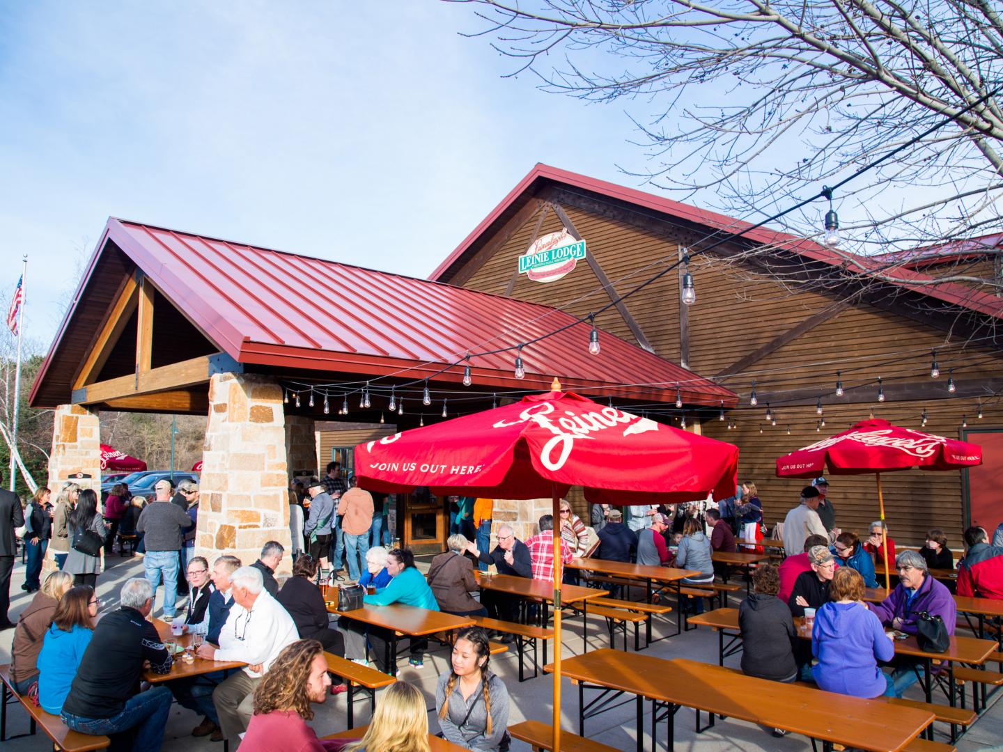 El patio exterior de Leinie Lodge, donde puedes degustar las cervezas Leinenkugel en Chippewa Falls, Wisconsin El patio exterior de Leinie Lodge, donde puedes degustar las cervezas Leinenkugel en Chippewa Falls, Wisconsin