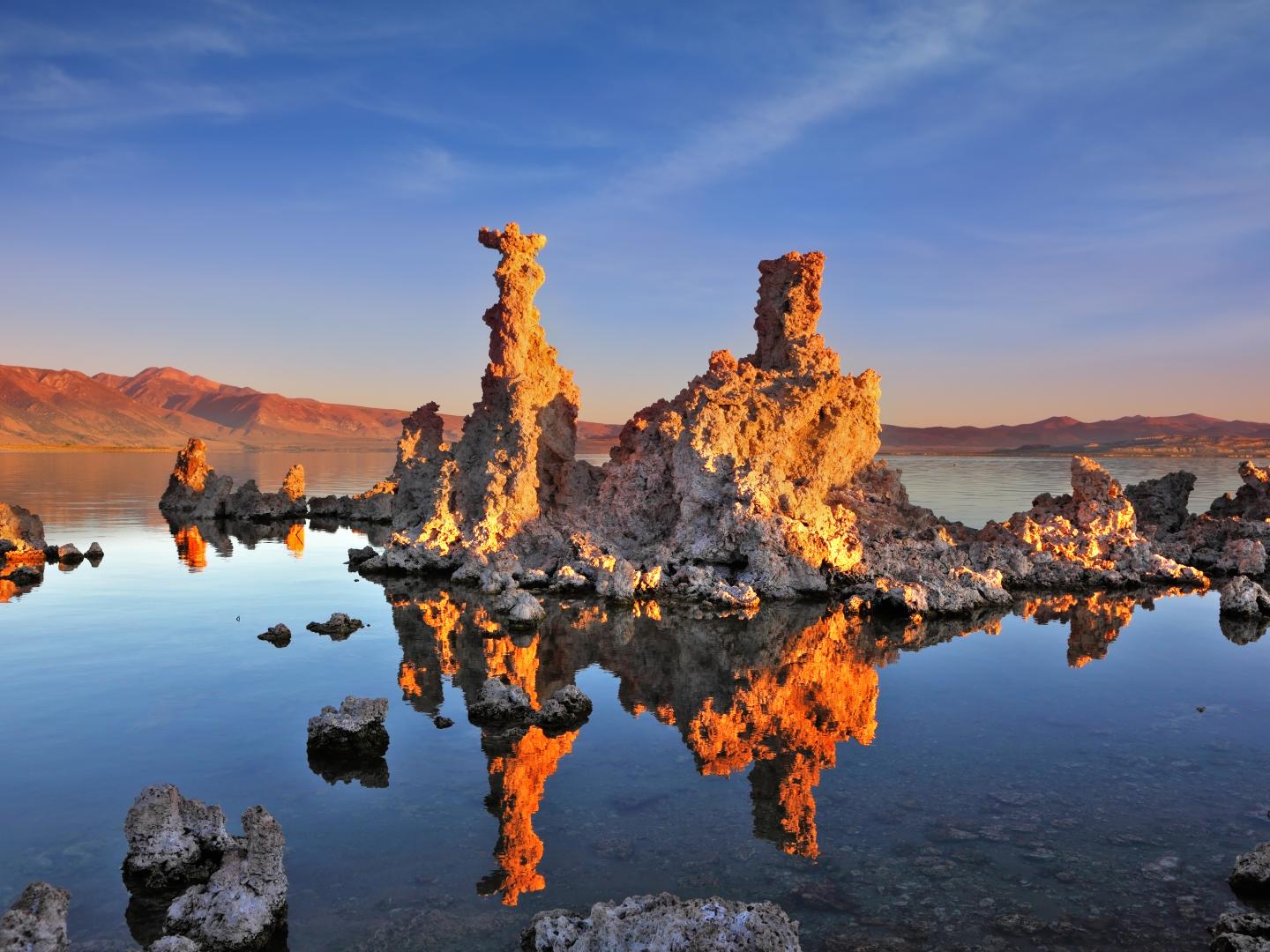 Formations de tuf sur le lac Mono dans le comté de Mono, en Californie Formations de tuf sur le lac Mono dans le comté de Mono, en Californie