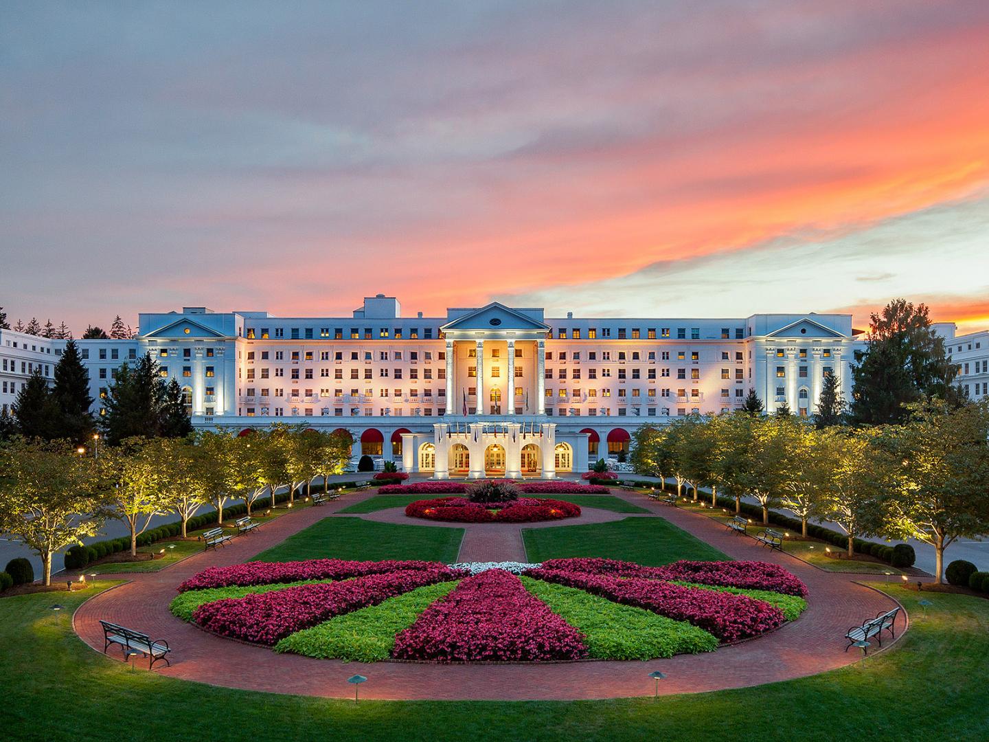 Atardecer en el resort The Greenbrier en White Sulphur Springs, Virginia-Occidental Atardecer en el resort The Greenbrier en White Sulphur Springs, Virginia-Occidental