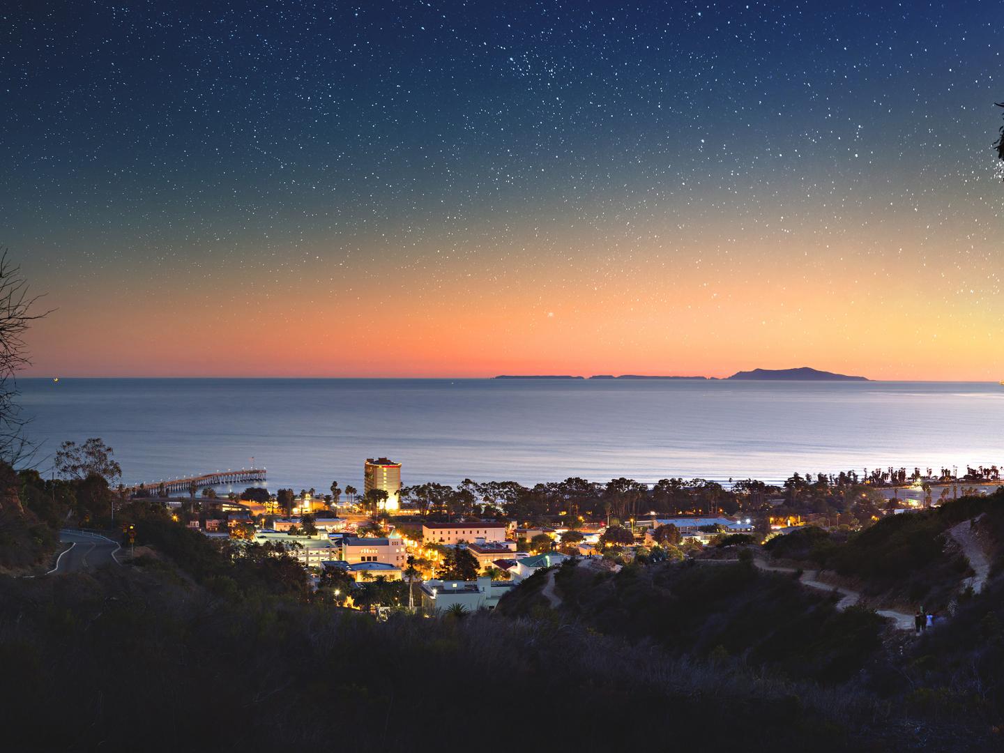 Vue sur Ventura et l’océan Pacifique depuis les Ventura Botanical Gardens, en Californie Vue sur Ventura et l’océan Pacifique depuis les Ventura Botanical Gardens, en Californie