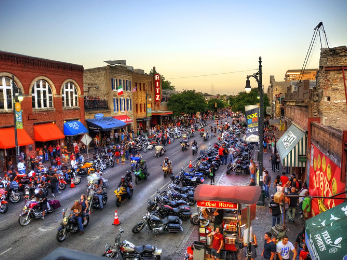 Luftblick auf ein Event in der Sixth Street in Austin, Texas Luftblick auf ein Event in der Sixth Street in Austin, Texas
