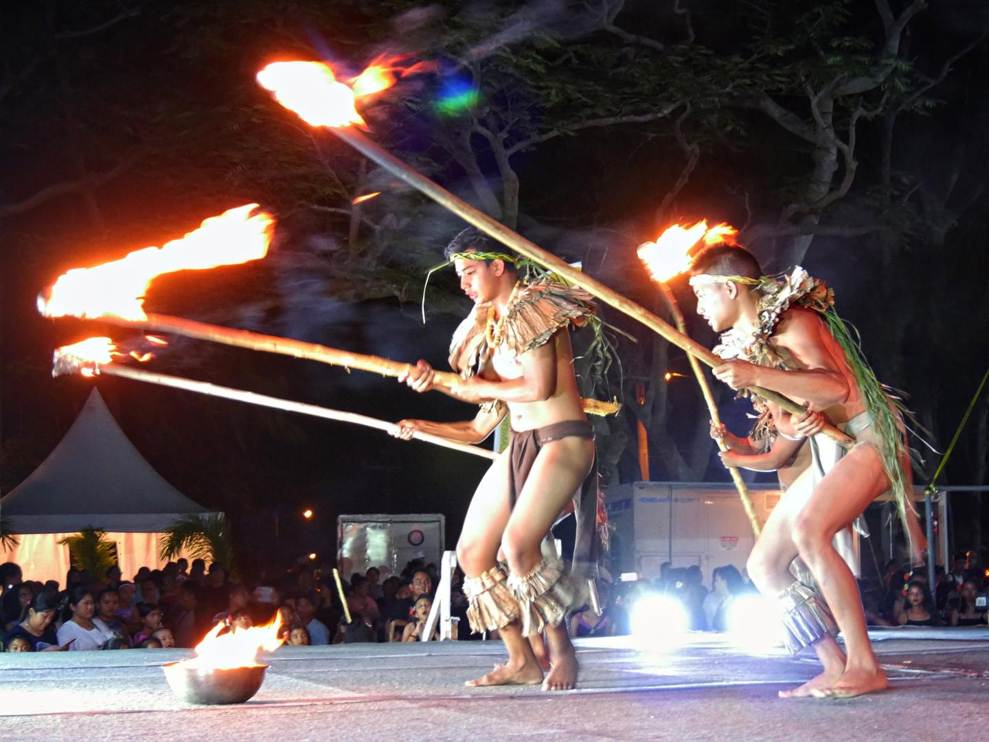 Traditionelle Darbietung beim Flame Tree Arts Festival auf Saipan, Nördliche Marianen Traditionelle Darbietung beim Flame Tree Arts Festival auf Saipan, Nördliche Marianen