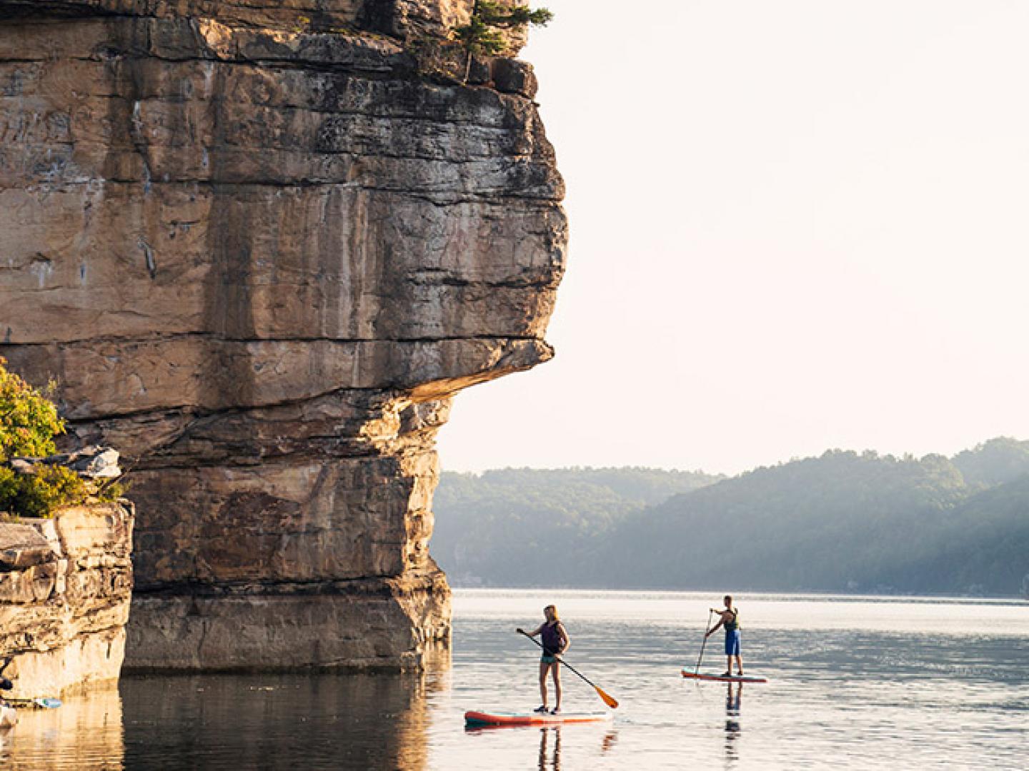 Practicando surf de remo en Summersville Lake, Virginia-Occidental Practicando surf de remo en Summersville Lake, Virginia-Occidental