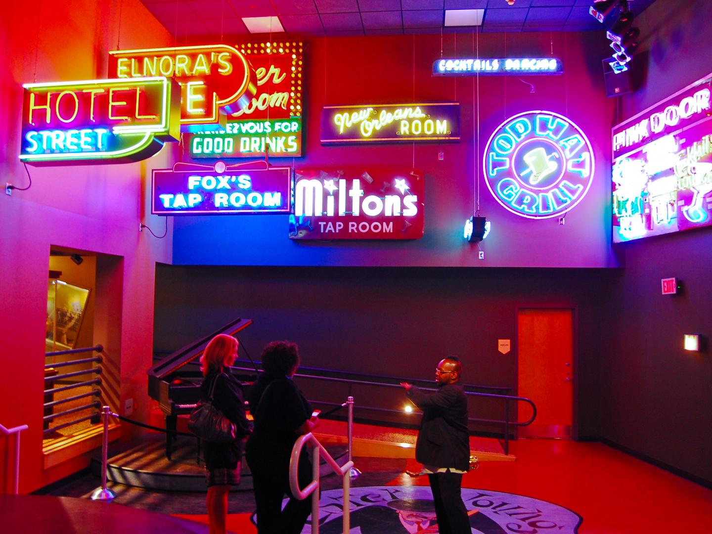 Enseignes au néon présentant des grands clubs de jazz à l’American Jazz Museum à Kansas City, dans le Missouri Enseignes au néon présentant des grands clubs de jazz à l’American Jazz Museum à Kansas City, dans le Missouri