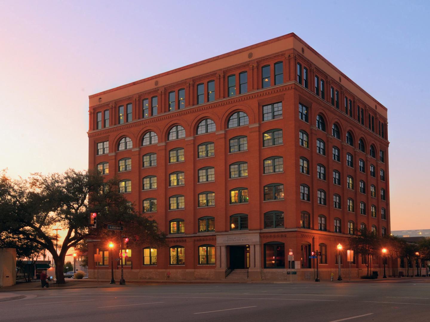 El exterior del Sixth Floor Museum al atardecer en Dallas, Texas El exterior del Sixth Floor Museum al atardecer en Dallas, Texas