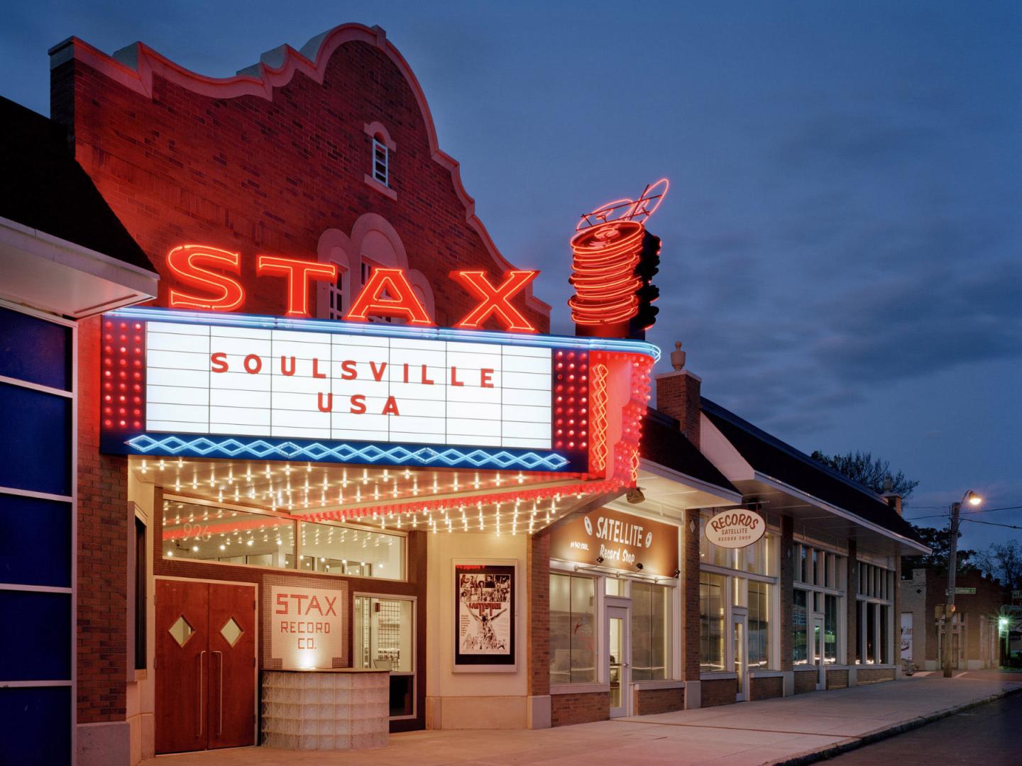Enseigne au néon devant le Stax Museum of American Soul à Memphis, dans le Tennessee Enseigne au néon devant le Stax Museum of American Soul à Memphis, dans le Tennessee
