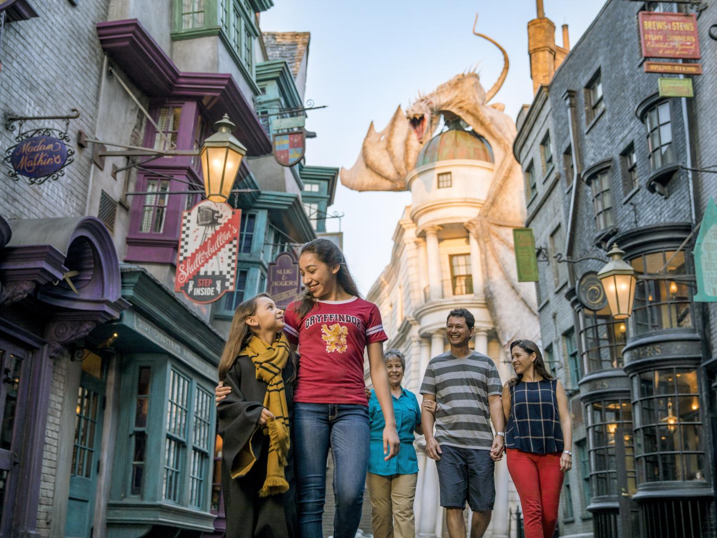 在 Universal Studios Florida 的 Diagon Alley™ 游览的一家人 在 Universal Studios Florida 的 Diagon Alley™ 游览的一家人