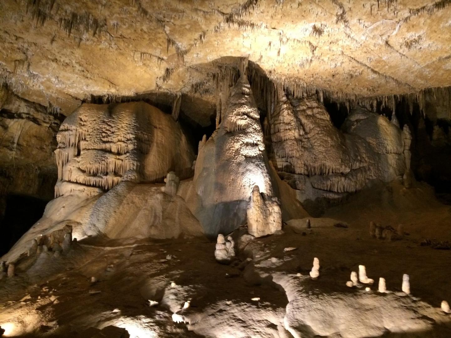 Formaciones dentro de la Marengo Cave en Indiana Formaciones dentro de la Marengo Cave en Indiana