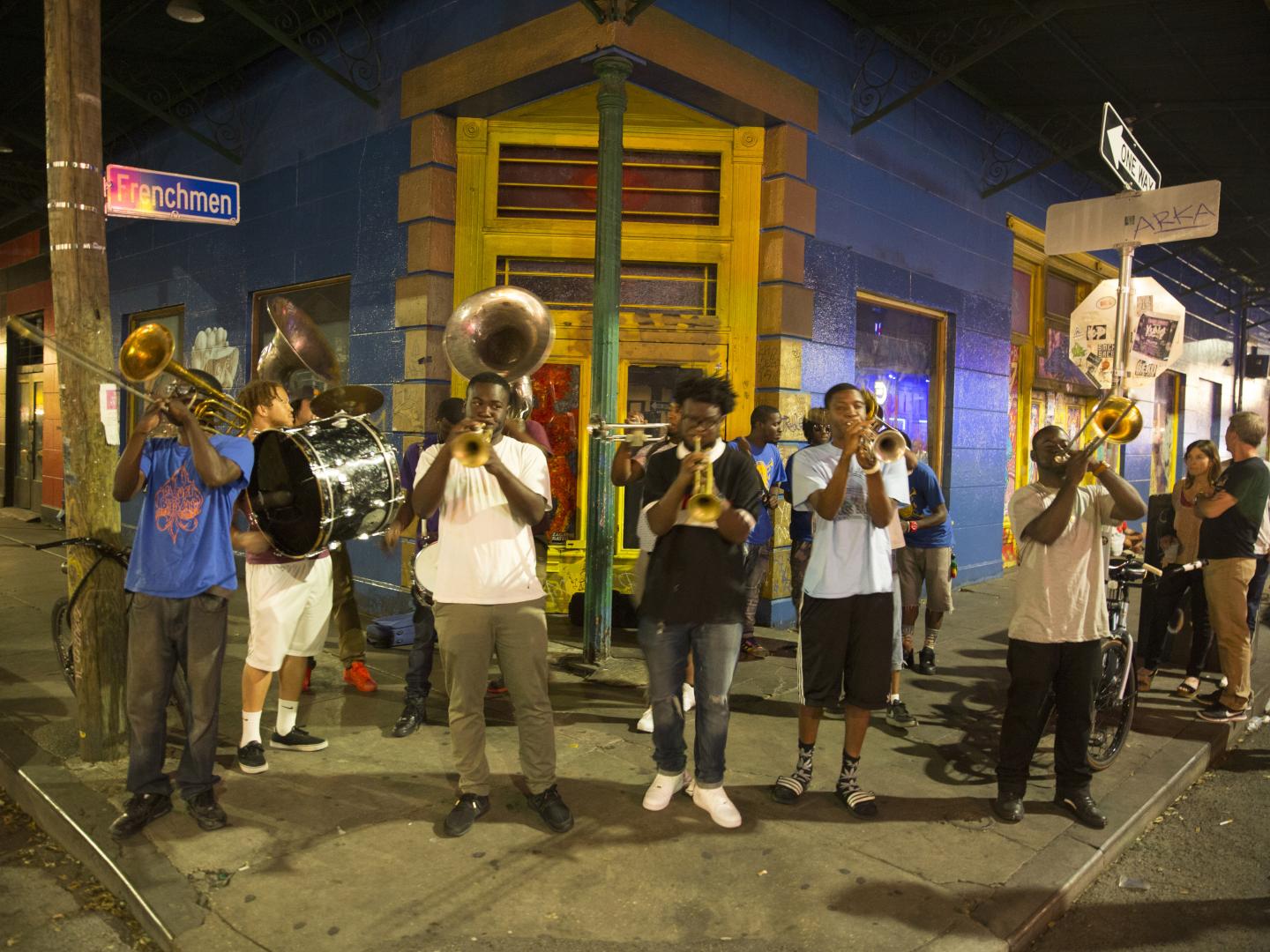 Musiciens de rue dans Frenchmen Street à La Nouvelle-Orléans, en Louisiane Musiciens de rue dans Frenchmen Street à La Nouvelle-Orléans, en Louisiane