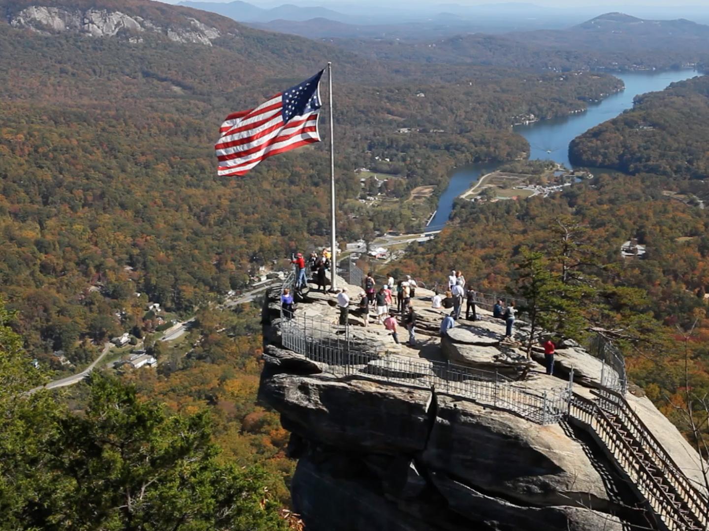 Vista aérea del Chimney Rock State Park en Carolina del Norte Vista aérea del Chimney Rock State Park en Carolina del Norte