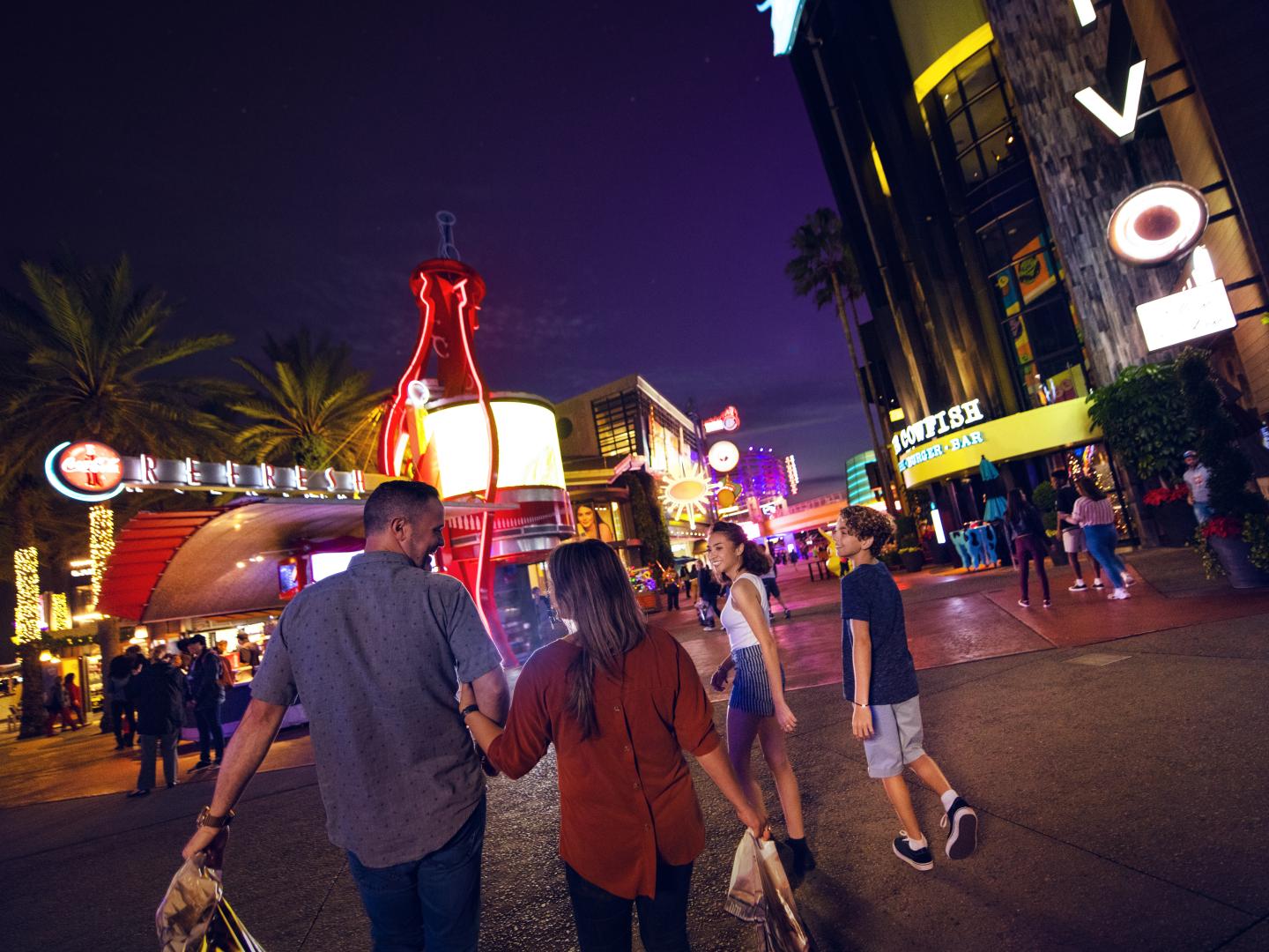 在奥兰多的 Universal’s CityWalk 度过美好夜晚的一家人 在奥兰多的 Universal’s CityWalk 度过美好夜晚的一家人