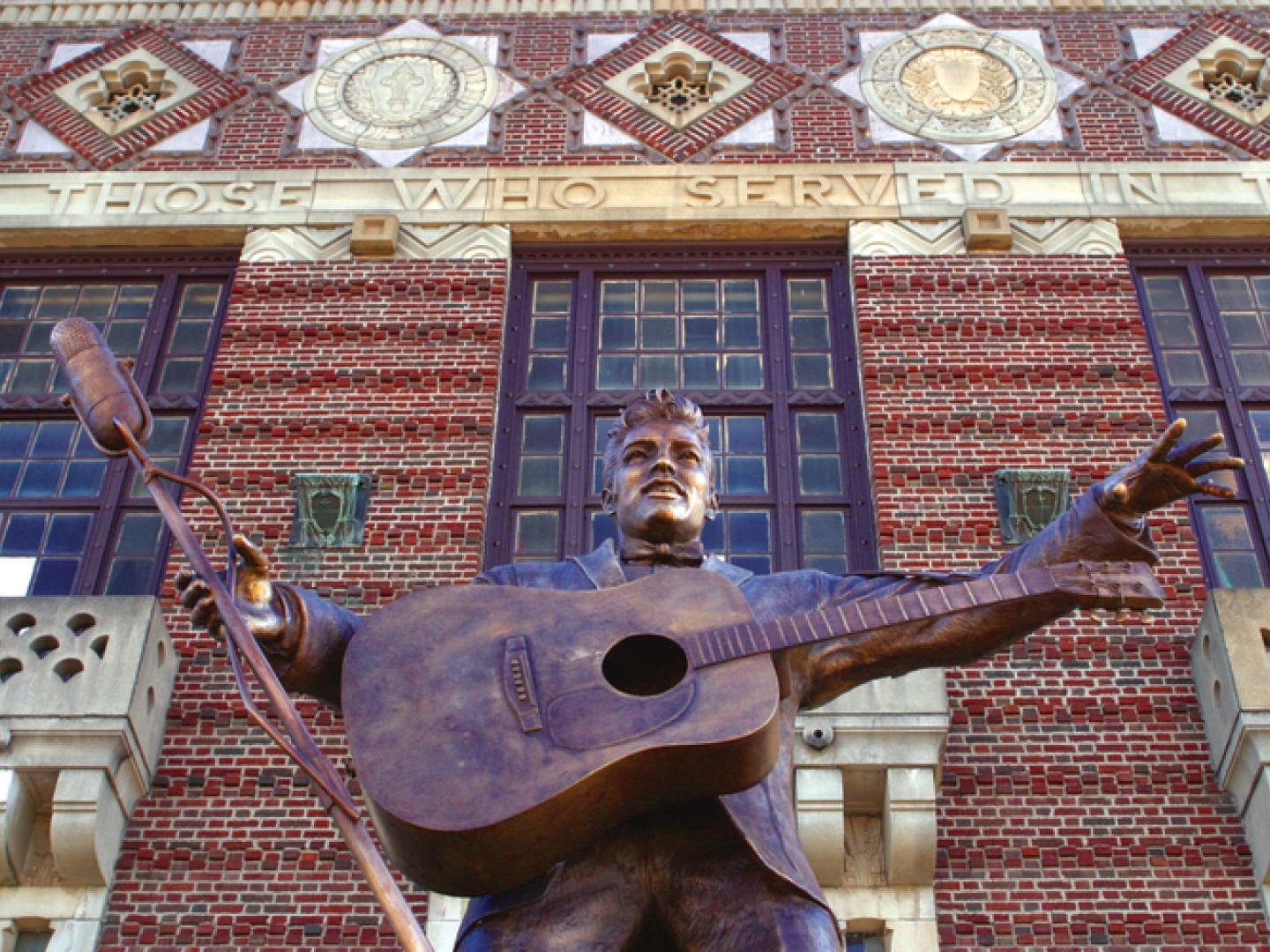 Bronzestatue von Elvis Presley vor dem Shreveport Municipal Auditorium in Louisiana Bronzestatue von Elvis Presley vor dem Shreveport Municipal Auditorium in Louisiana