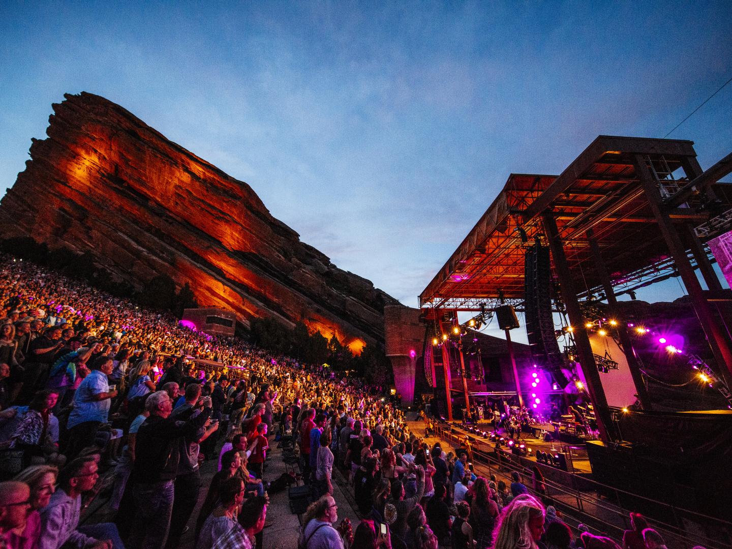 Ein Konzert im berühmten Red Rocks Amphitheatre in der Nähe von Denver, Colorado Ein Konzert im berühmten Red Rocks Amphitheatre in der Nähe von Denver, Colorado