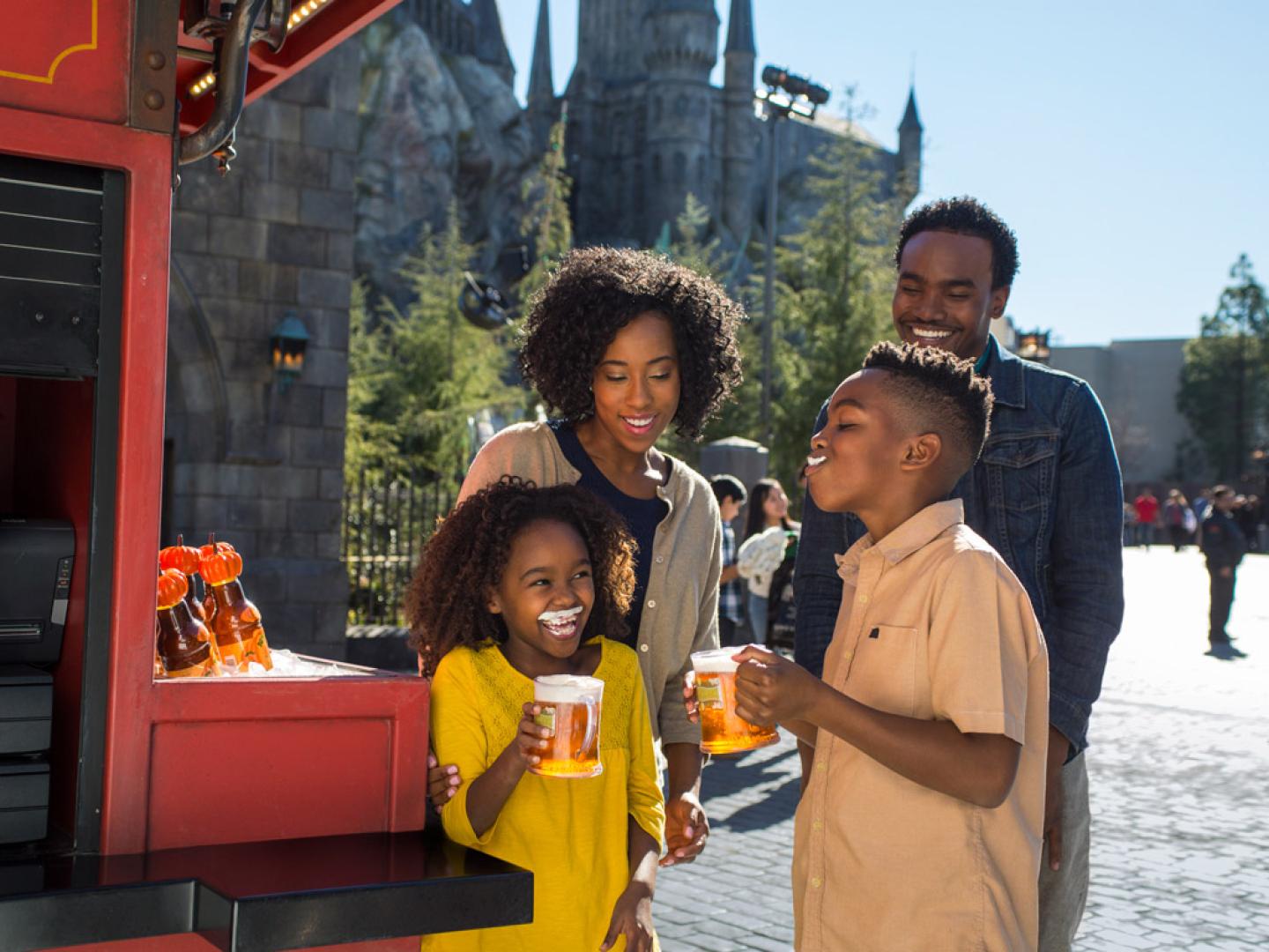 Famille savourant une Bièraubeurre à The Wizarding World of Harry Potter™