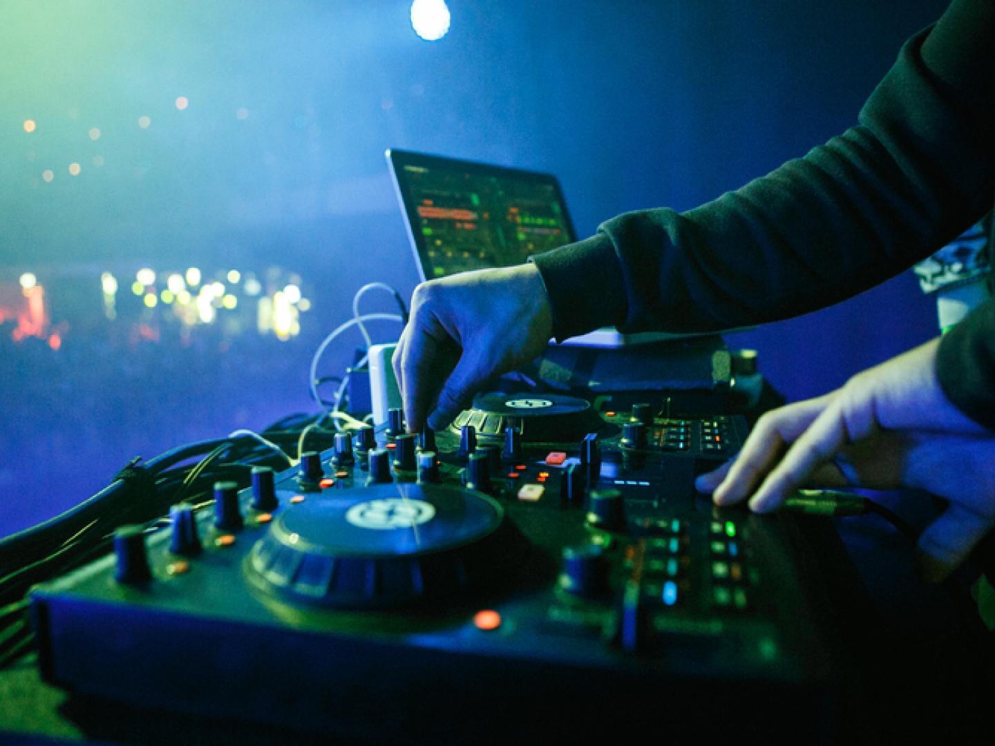 Ein DJ-Set in einem Nachtclub in Chicago, Illinois Ein DJ-Set in einem Nachtclub in Chicago, Illinois