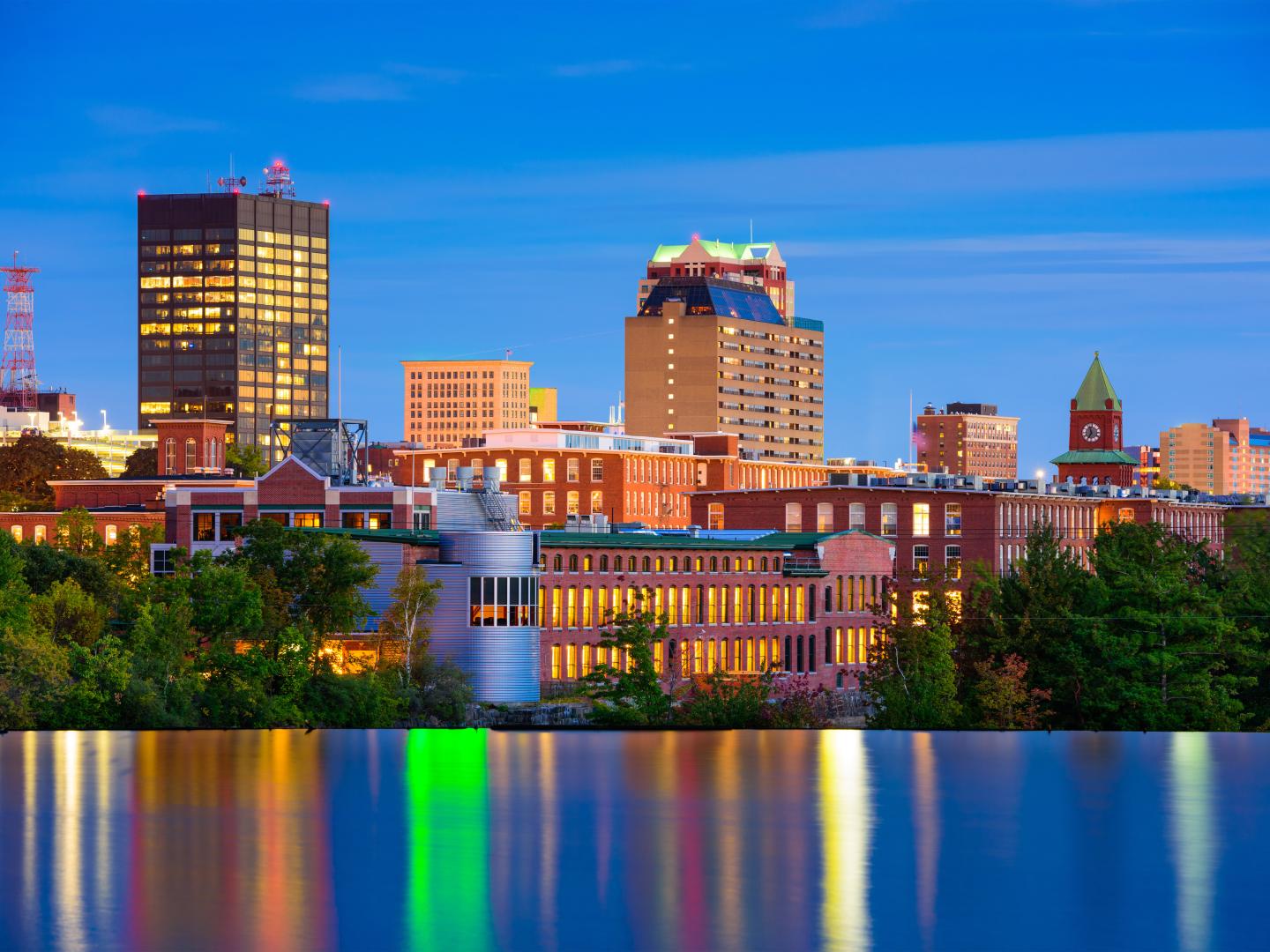 Maison au bord de la rivière à Manchester, dans le New Hampshire, ville qui abrite le Currier Museum of Art Maison au bord de la rivière à Manchester, dans le New Hampshire, ville qui abrite le Currier Museum of Art