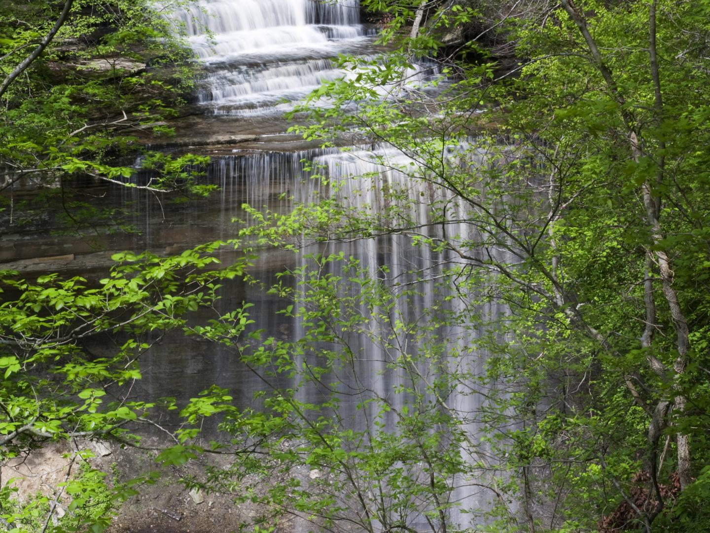 Vista de las cascadas en el Clifty Falls State Park en Madison, Indiana Vista de las cascadas en el Clifty Falls State Park en Madison, Indiana