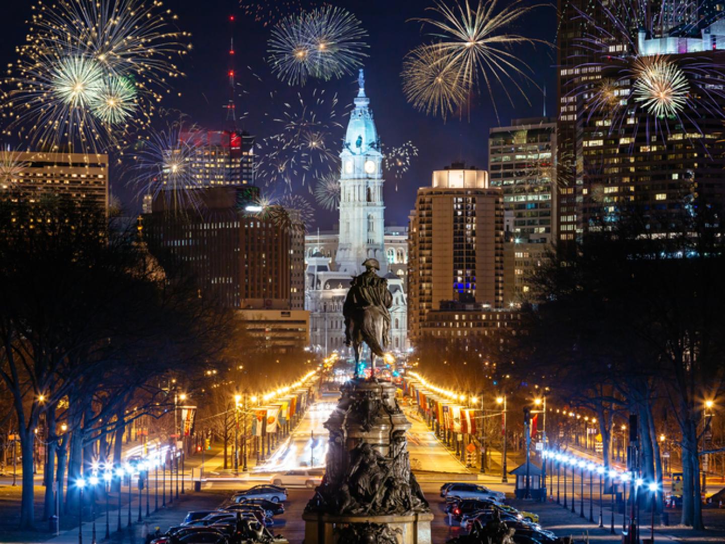 Feux d’artifice dans le ciel de Philadelphie, en Pennsylvanie Feux d’artifice dans le ciel de Philadelphie, en Pennsylvanie