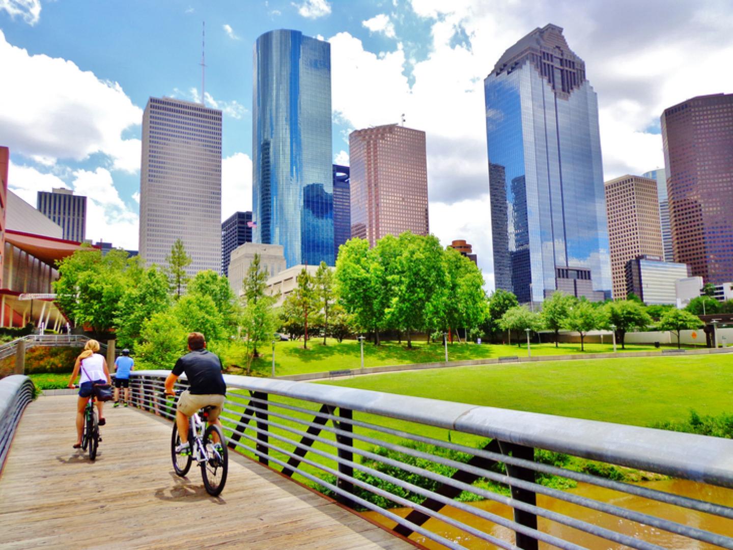 Balade en vélo dans un parc près du centre-ville de Houston, dans le Texas Balade en vélo dans un parc près du centre-ville de Houston, dans le Texas