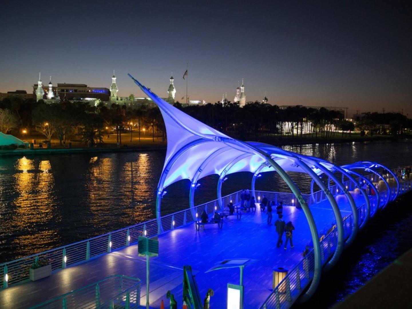 Abenddämmerung über dem Riverwalk in Tampa, Florida Abenddämmerung über dem Riverwalk in Tampa, Florida