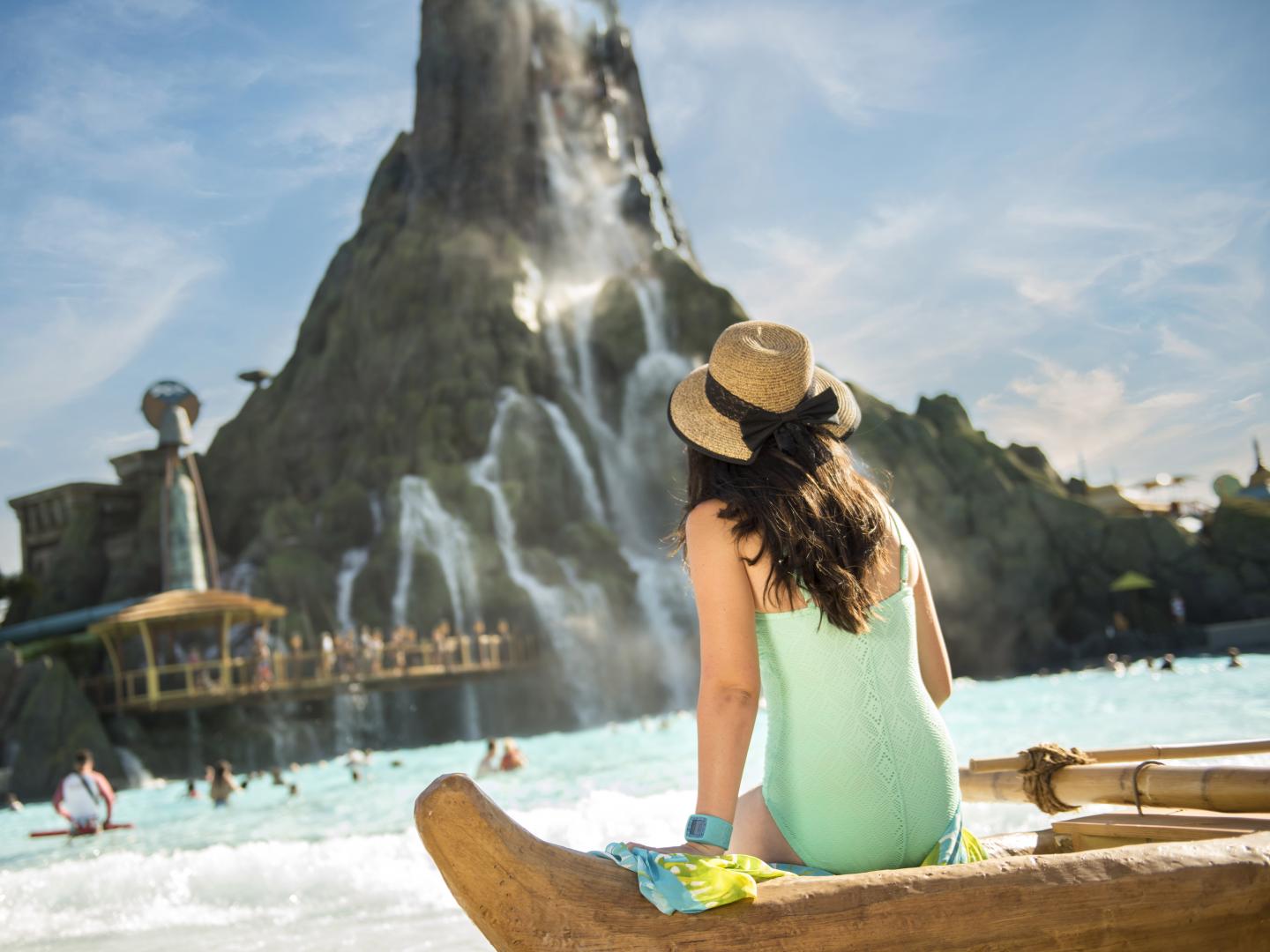 在 Universal’s Volcano Bay 的瓦图里海滩尽情放松 在 Universal’s Volcano Bay 的瓦图里海滩尽情放松