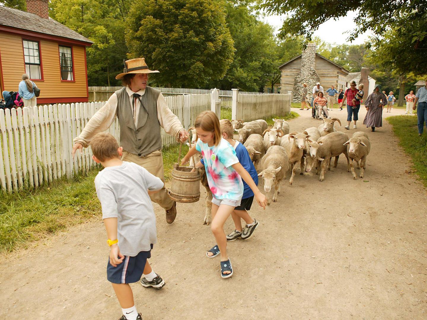Niños explorando el Conner Prairie Interactive History Park en Fishers, Indiana Niños explorando el Conner Prairie Interactive History Park en Fishers, Indiana