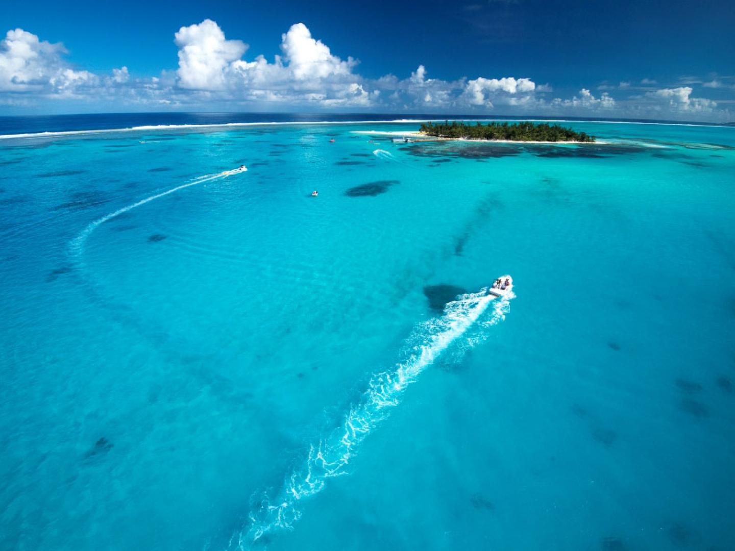Ein Boot auf dem Weg zu Managaha Island vor der Küste von Saipan, Nördliche Marianen Ein Boot auf dem Weg zu Managaha Island vor der Küste von Saipan, Nördliche Marianen