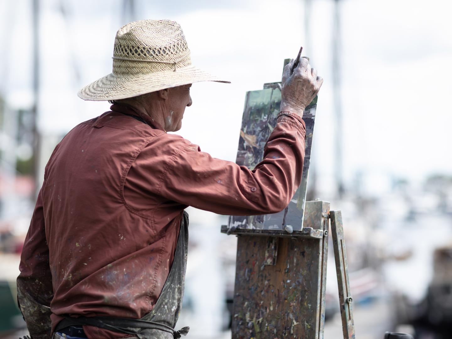Artiste peignant en plein air dans une marina à Camden, Maine Artiste peignant en plein air dans une marina à Camden, Maine