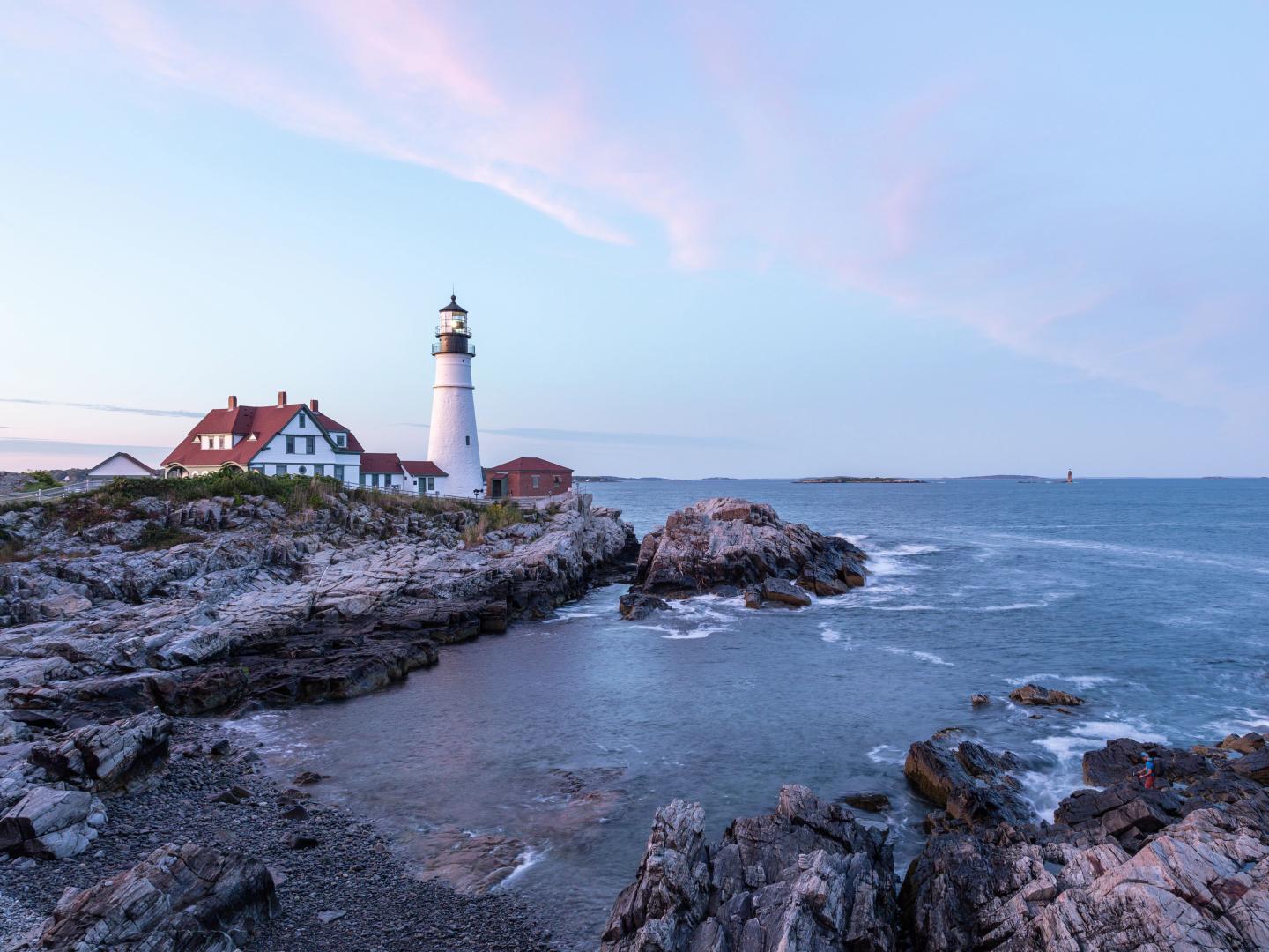 Le phare Portland Head Light sur son promontoire rocheux à Cape Elizabeth, Maine Le phare Portland Head Light sur son promontoire rocheux à Cape Elizabeth, Maine