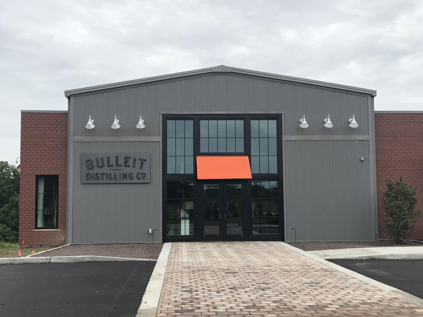 Das Gebäude der Bulleit Distilling Co. Visitor Experience in Shelbyville, Kentucky Das Gebäude der Bulleit Distilling Co. Visitor Experience in Shelbyville, Kentucky