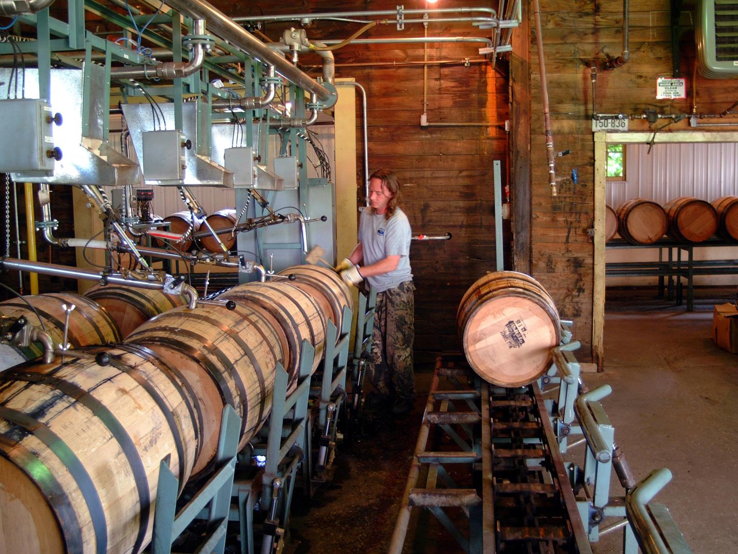Ein Mitarbeiter beim Abfüllen von Bourbon-Fässern in der Wild Turkey Distillery in Lawrenceburg, Kentucky Ein Mitarbeiter beim Abfüllen von Bourbon-Fässern in der Wild Turkey Distillery in Lawrenceburg, Kentucky