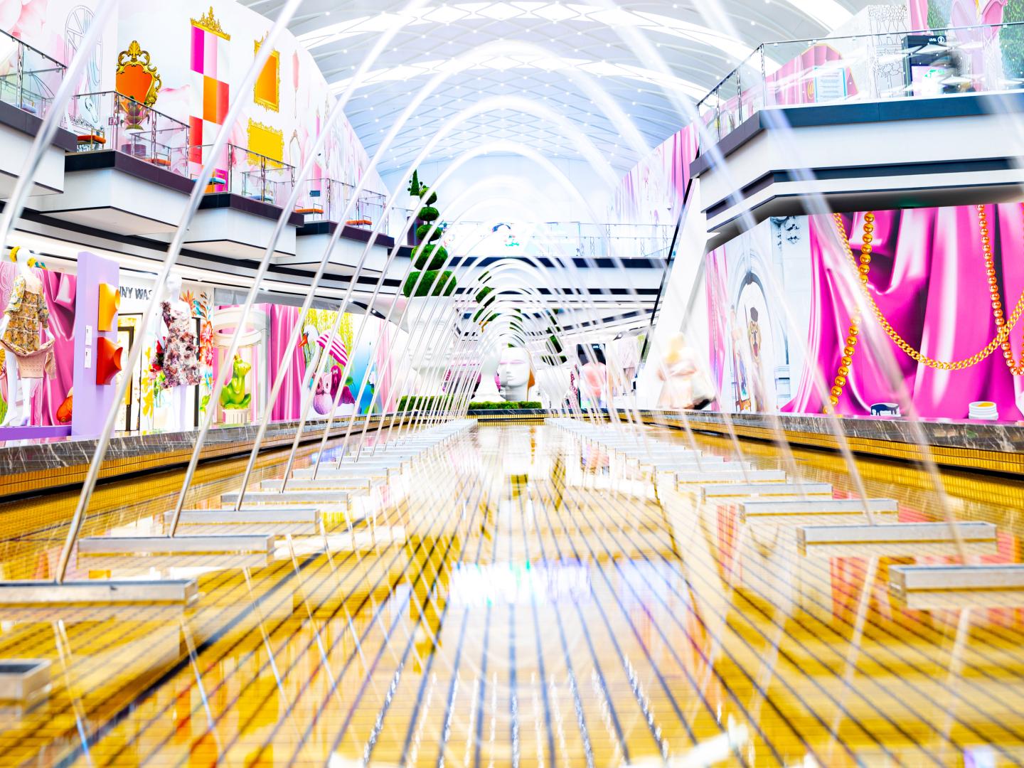 Vitrines et installations colorées à The Avenue, dans le centre American Dream à East Rutherford, New Jersey Vitrines et installations colorées à The Avenue, dans le centre American Dream à East Rutherford, New Jersey