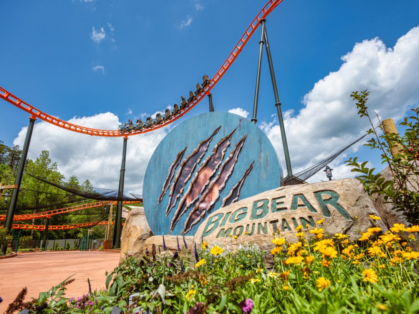 Rollercoaster Big Bear Mountain flies high over Dollywood in Sevierville, Tennessee Rollercoaster Big Bear Mountain flies high over Dollywood in Sevierville, Tennessee