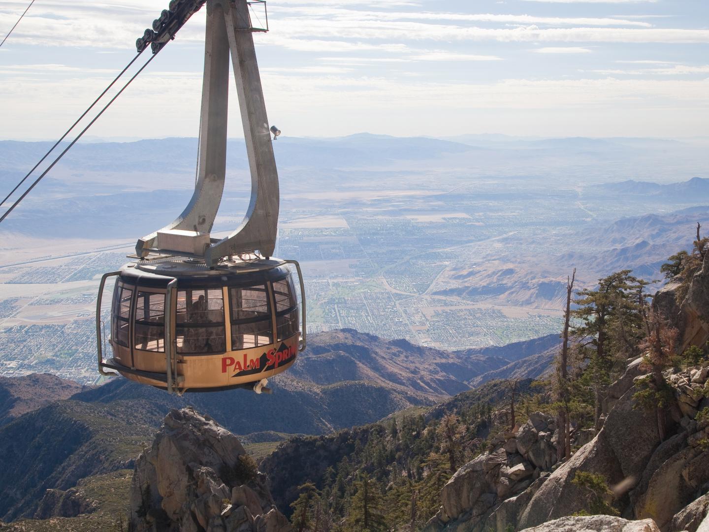 Points de vue spectaculaires sur la vallée depuis le téléphérique Palm Springs Aerial Tramway Points de vue spectaculaires sur la vallée depuis le téléphérique Palm Springs Aerial Tramway