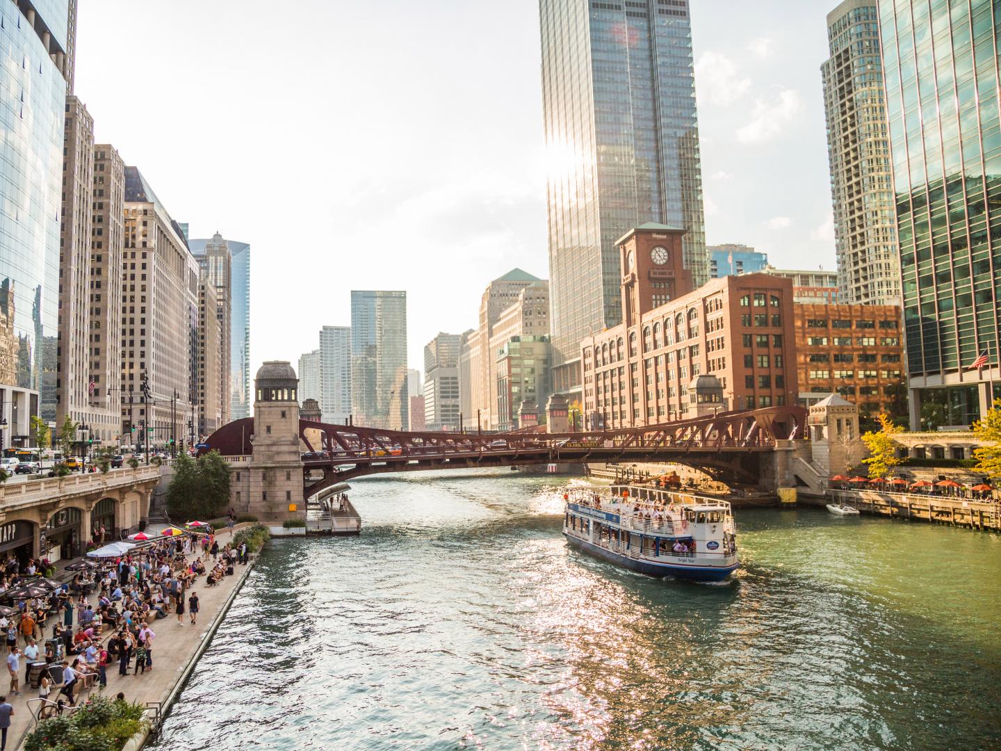Vue de Chicago, dans l’Illinois, depuis la promenade au bord de l’eau Vue de Chicago, dans l’Illinois, depuis la promenade au bord de l’eau