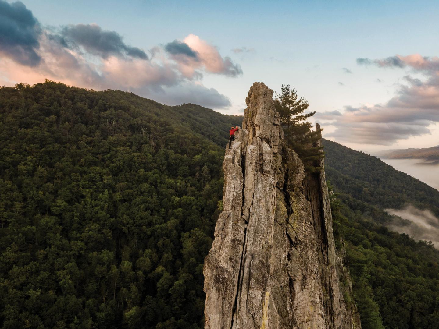 Un escalador de roca cerca de la cima de Seneca Rocks, Virginia-Occidental Un escalador de roca cerca de la cima de Seneca Rocks, Virginia-Occidental