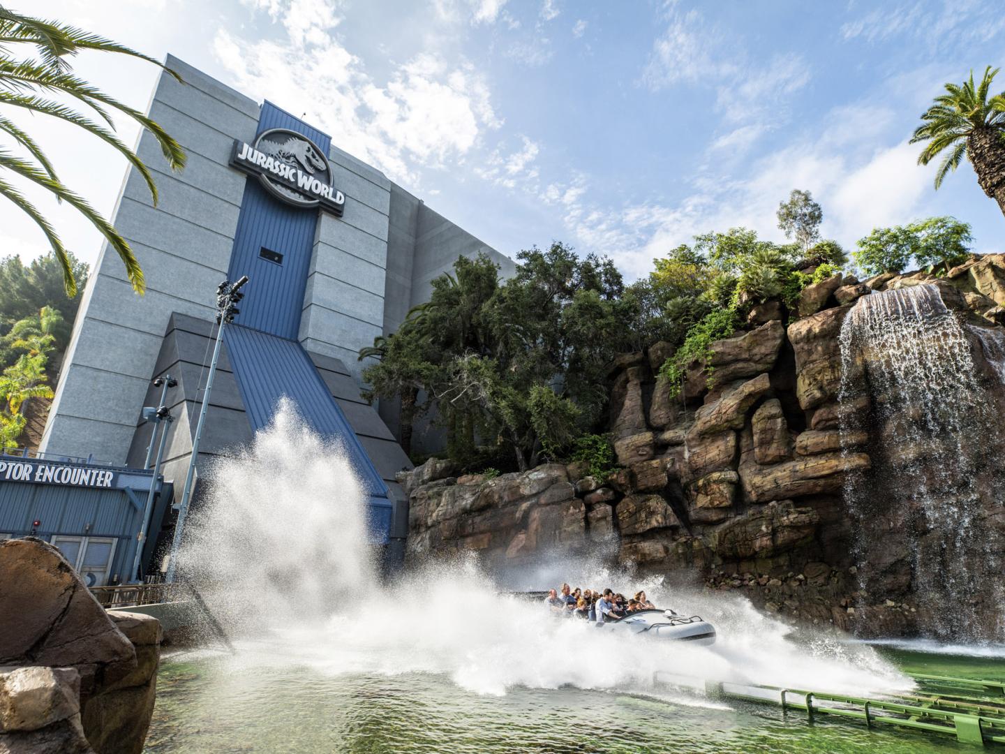 Universal Studios Hollywood 的 Jurassic World – The Ride 过山车,为您呈现精彩刺激的漂流体验 Universal Studios Hollywood 的 Jurassic World – The Ride 过山车,为您呈现精彩刺激的漂流体验