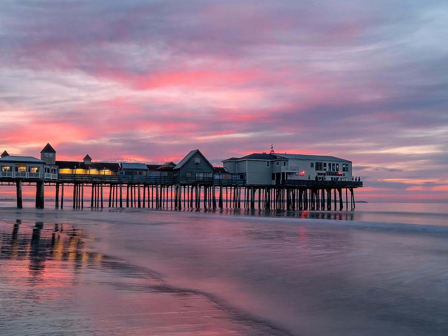 Couleurs flamboyantes au coucher du soleil sur la jetée d’Old Orchard Beach, Maine Couleurs flamboyantes au coucher du soleil sur la jetée d’Old Orchard Beach, Maine