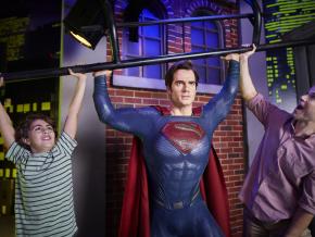 Pause photo aux côtés d’une statue de cire de Superman au musée Madame Tussauds Orlando Pause photo aux côtés d’une statue de cire de Superman au musée Madame Tussauds Orlando