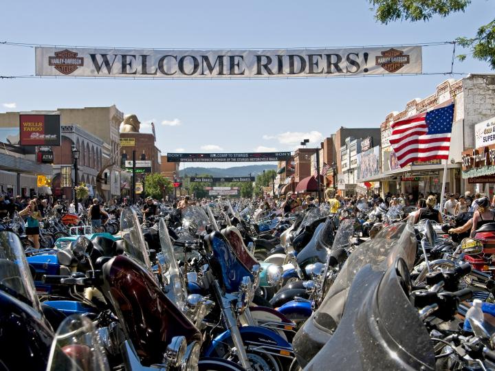 Motocicletas bordean las calles de Sturgis para la carrera anual en agosto