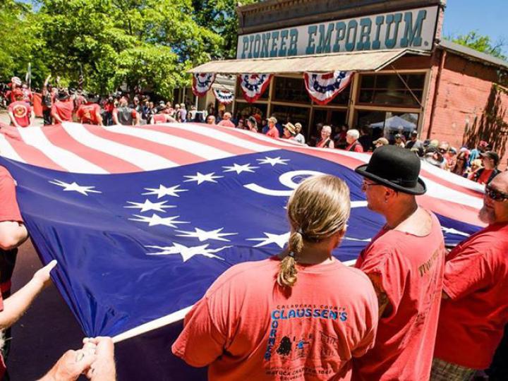 コロンビアで 7 月 4 日のアメリカ独立記念日を盛大に祝う式典 コロンビアで 7 月 4 日のアメリカ独立記念日を盛大に祝う式典
