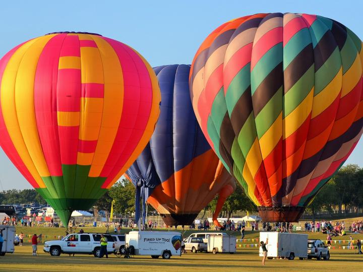 Globos coloridos listos para su lanzamiento en Plano Balloon Festival Globos coloridos listos para su lanzamiento en Plano Balloon Festival