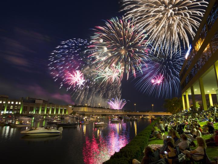 Éblouissant feu d'artifice du Jour de l'Indépendance Éblouissant feu d'artifice du Jour de l'Indépendance