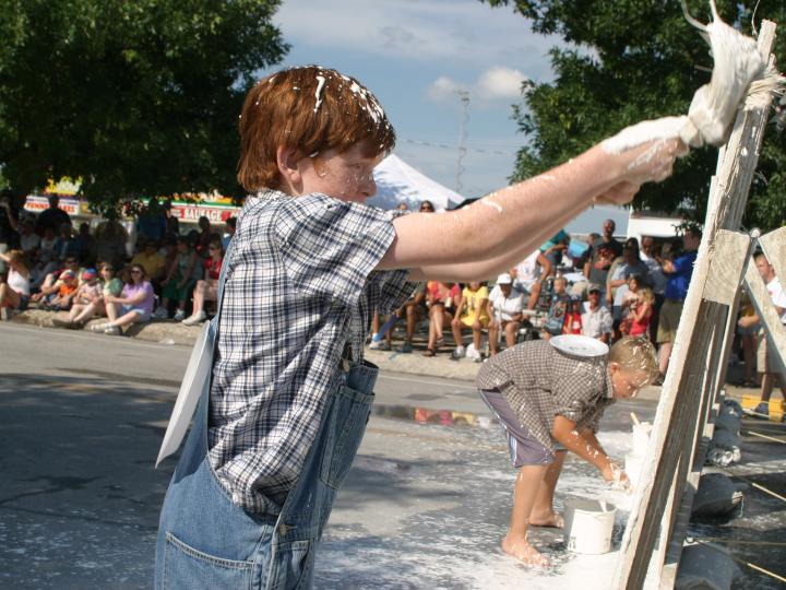 Blanqueando la cerca durante National Tom Sawyer Days Blanqueando la cerca durante National Tom Sawyer Days